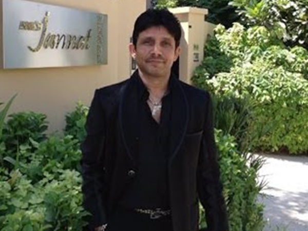 തുണി ഉടുക്കാതെ നടന്നോ