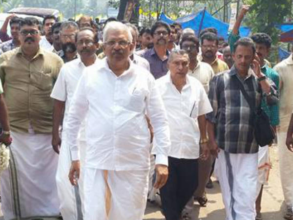 പാര്ട്ടിക്കാരാണെങ്കില് മിണ്ടാതിരിക്കണം പാര്ട്ടിക്കാരാണെങ്കില് മിണ്ടാതിരിക്കണം