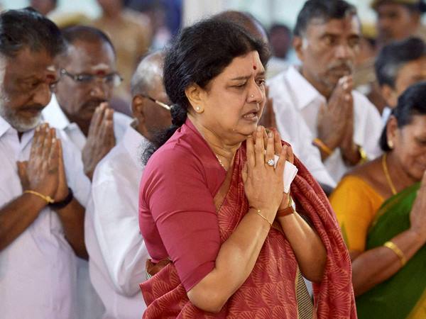 ഒപിഎസ് ക്യാംപിലാണ് തര്‍ക്കം