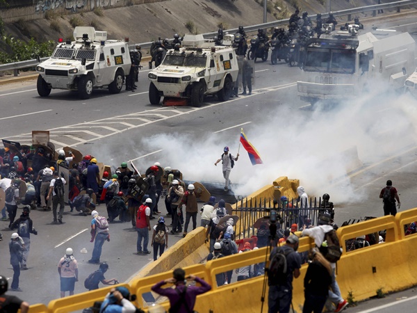 അടിച്ചൊതുക്കുന്ന പോലീസ് അടിച്ചൊതുക്കുന്ന പോലീസ്