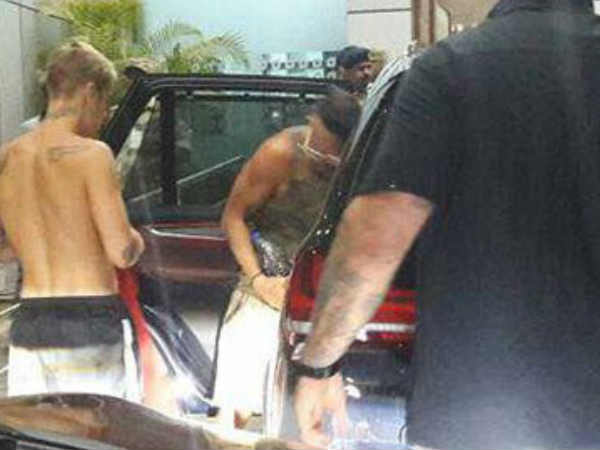 അര്‍ധനഗ്നനായി വിമാനത്താവളത്തില്‍