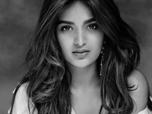 നിധി ഒറ്റയ്ക്ക് താമസിക്കുന്നു