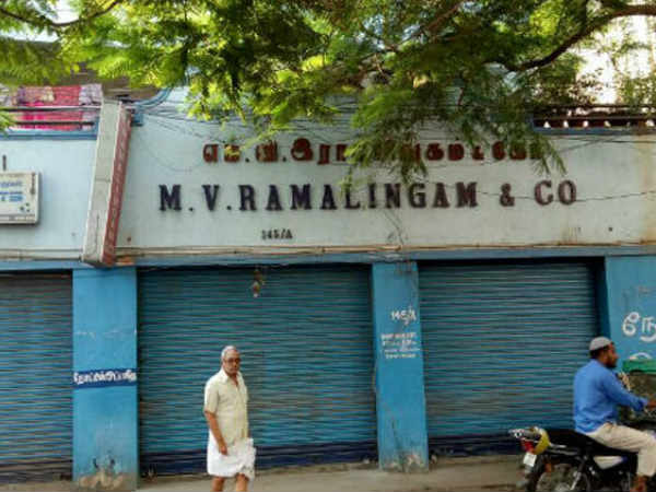 വസ്ത്രത്തിൽ പൊതിഞ്ഞ് നോട്ടുകൾ