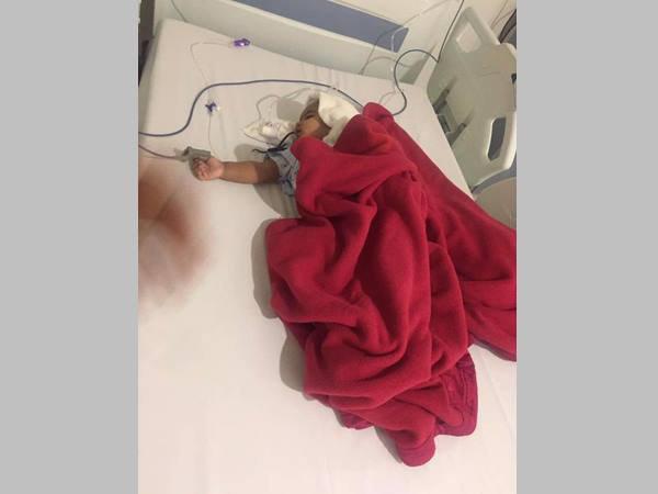 അവള്ക്ക് ഇടതു കൈ അനക്കാന് കഴിയില്ല അവള്ക്ക് ഇടതു കൈ അനക്കാന് കഴിയില്ല