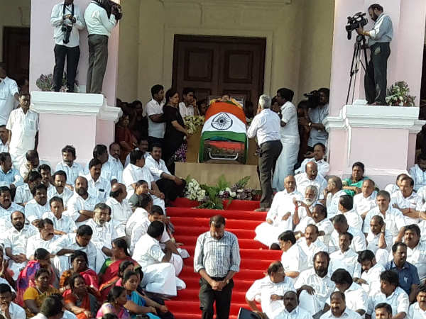 ജയലളിത മരിച്ചപ്പോള്‍