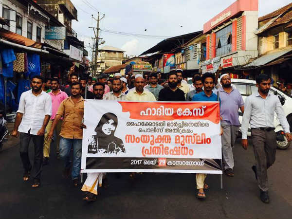 ജഡ്ജിമാരുടെ വീട്ടിലേക്ക് മാര്‍ച്ച്