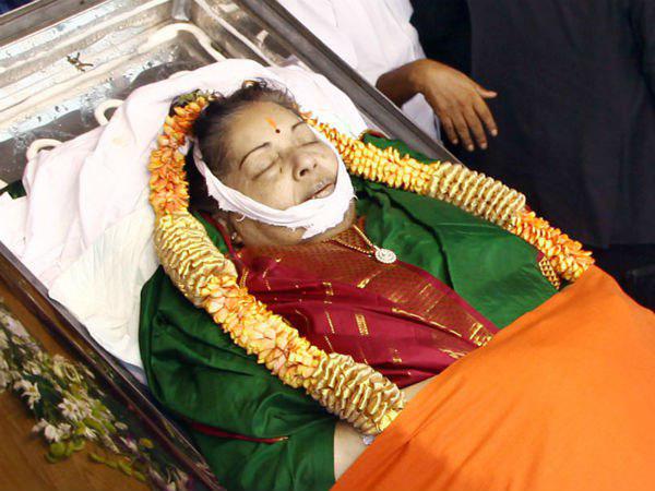 ആദായ നികുതി വകുപ്പിന്റെ റെയ്ഡ്