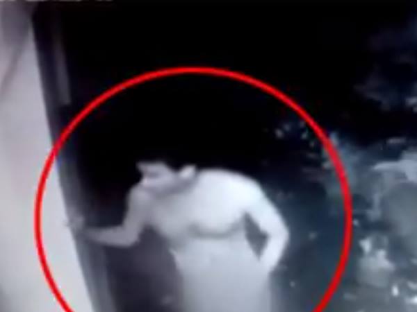 പെൺകുട്ടികൾക്ക് നേരെ... പെൺകുട്ടികൾക്ക് നേരെ...