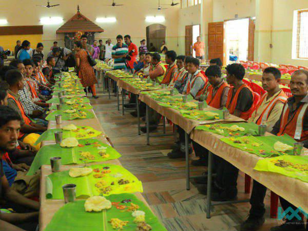 തൊഴിലാളികൾക്ക് ദക്ഷിണ