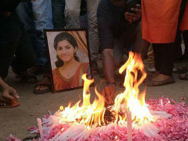 ബൈക്കിലെത്തിയ രണ്ടു പേര് ബൈക്കിലെത്തിയ രണ്ടു പേര്