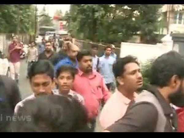 ബൈക്കിൽ രക്ഷപ്പെട്ടു