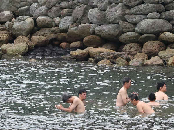 പൂർണ നഗ്നരായി പുരുഷൻമാർ