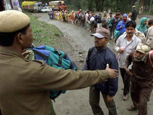 പോലീസ് വാഹനത്തിനു നേരെ ആദ്യ ആക്രമണം