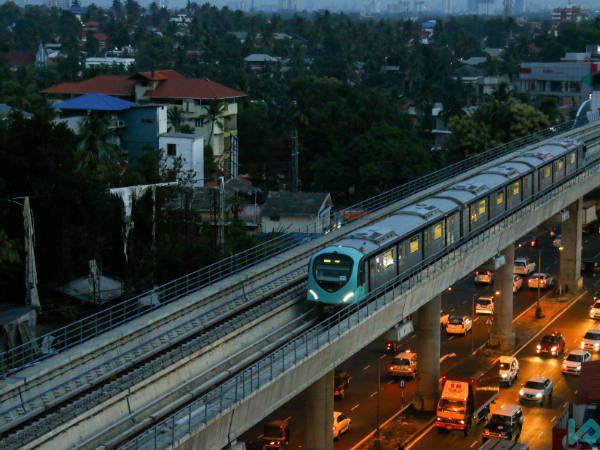 ഒരു ലക്ഷത്തിനടുത്ത് ആളുകൾ...