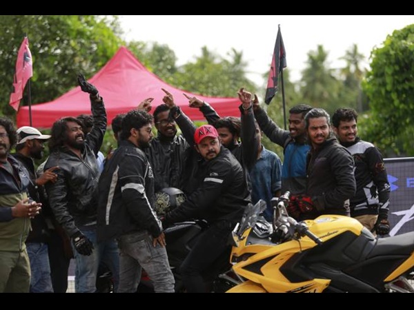 പോസ്റ്റര്‍ പതിക്കുന്നില്ല