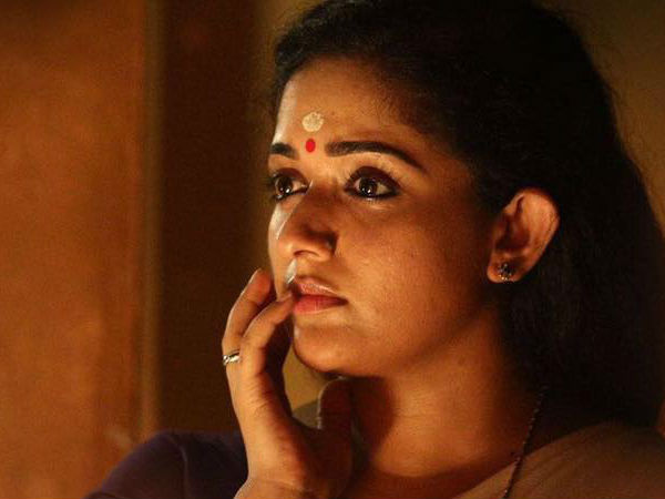 കണ്ണീരൊപ്പി കാവ്യ