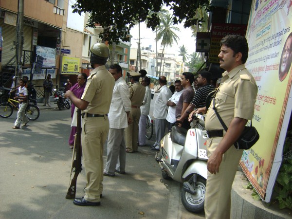കാഴ്ചക്കാരെപ്പോലെ നിന്ന പോലീസുകാര്‍ക്ക് സസ്‌പെന്‍ഷന്‍