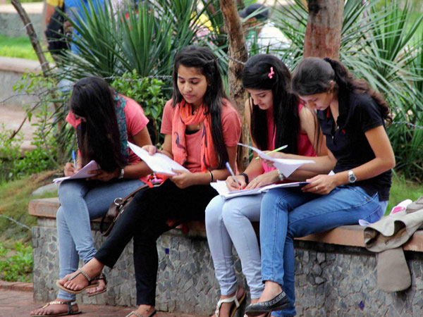 പൊതുവിദ്യാഭ്യാസ ഡയറക്ടറെ സമീപിക്കുന്നു