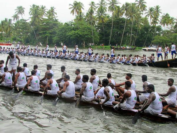 വള്ളംകളിയെ മുന്‍നിര്‍ത്തി റോഡ് നിര്‍മ്മാണം