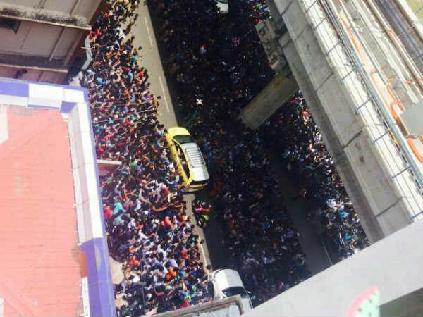 കണ്ടാല് ഞെട്ടുന്ന ജനക്കൂട്ടം കണ്ടാല് ഞെട്ടുന്ന ജനക്കൂട്ടം