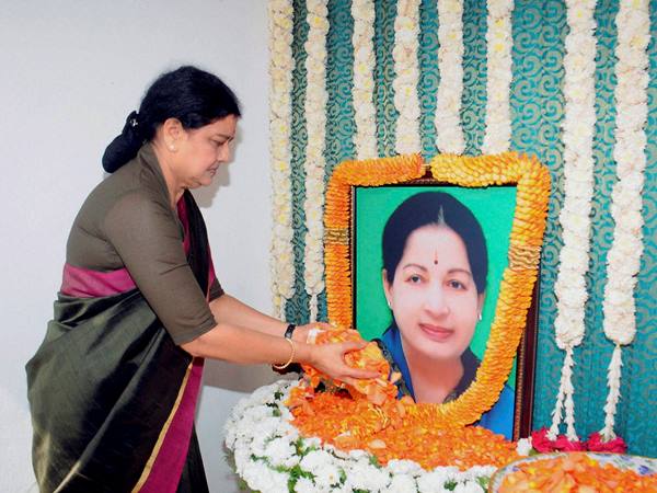 കൈയില്‍ ബാഗുമായി നടക്കുന്നു