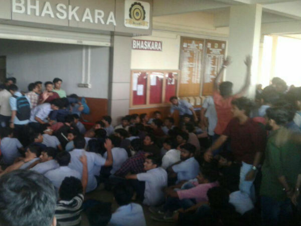 വിദ്യാര്‍ത്ഥികളുടെ അവകാശത്തിന് നേരെ മുഖം തിരിക്കുന്നു