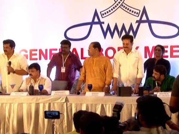 ദിലീപിനൊപ്പം അമ്മ