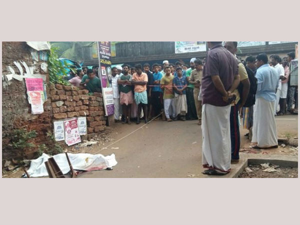 റോഡില് കാത്തുനിന്നു റോഡില് കാത്തുനിന്നു