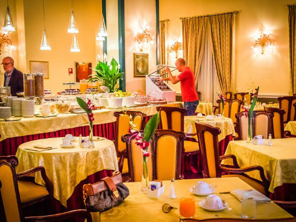 എന്താണ് സര്‍വീസ് ചാര്‍ജ് 