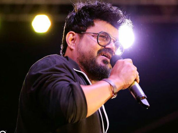 പോലീസ് ഭീഷണിപ്പെടുത്തുന്നു