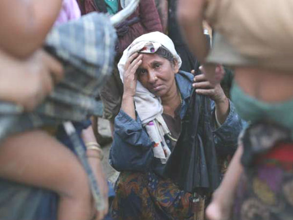 വീട്ടമ്മമാര്‍ക്ക് മുമ്പിലിട്ട് 