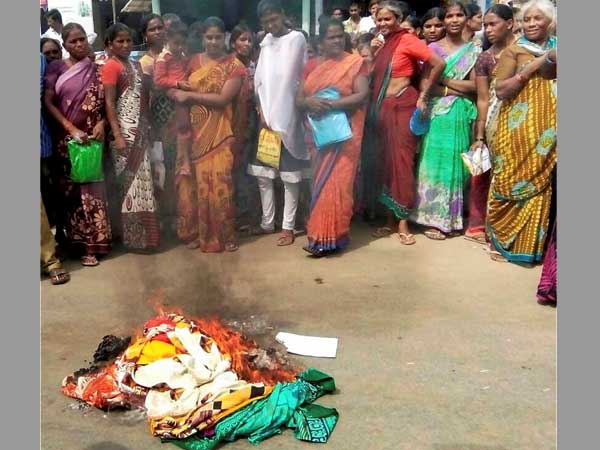 സാരികള്‍ കൂട്ടിയിട്ട് കത്തിച്ചു