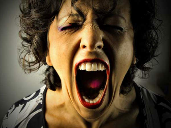 രക്തം ഒലിപ്പിച്ച് പുറത്തേക്ക് ഓടി