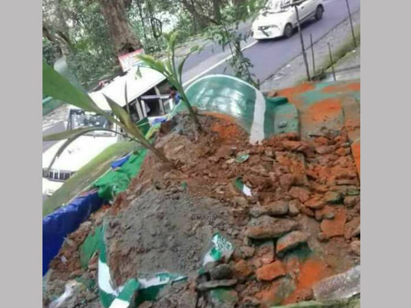 നാലുപേർ...