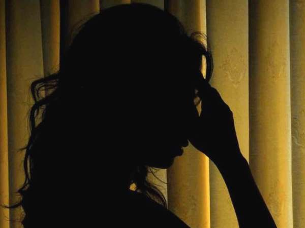 അടിമയെപ്പോലെ പണിയെടുക്കുന്നു അടിമയെപ്പോലെ പണിയെടുക്കുന്നു