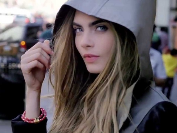 മറ്റൊരു സ്ത്രീക്കൊപ്പം