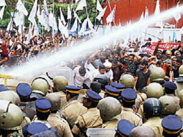 പോലീസിനും പ്രവര്‍ത്തകര്‍ക്കും പരിക്ക്