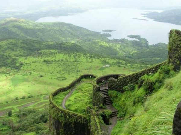 ബൈക്കില്‍ തനിച്ചെത്തിയ യുവാവ് 