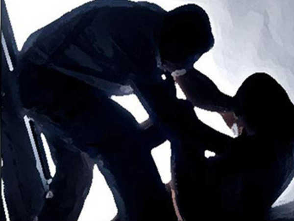 കുറ്റിക്കാട്ടിലേക്ക് വലിച്ചിഴച്ച് ഒരാൾ കുറ്റിക്കാട്ടിലേക്ക് വലിച്ചിഴച്ച് ഒരാൾ