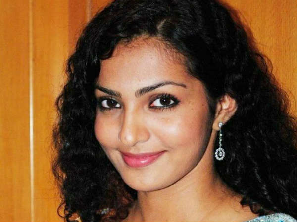 കാറിന്റെ മിറര് ഇളകി കാറിന്റെ മിറര് ഇളകി