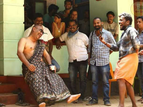 സാരിയുടുത്തും പ്രതിഷേധം