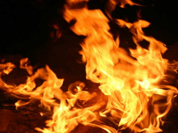  കത്തിച്ചുകളയുമെന്ന് ഭീഷണി