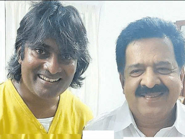 കന്റോണ്‍മെന്റ് ഹൗസില്‍ നിന്ന് ഫോണ്‍ 