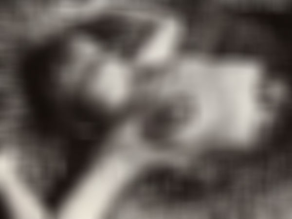 പൂര്‍ണനഗ്നയായി