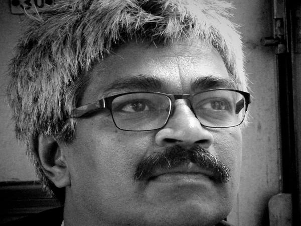  ബ്ലാക്ക് മെയില്‍ ചെയ്തു