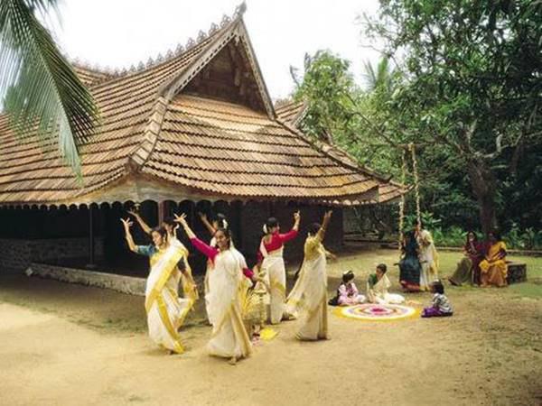 മലയാലികളല്ലാത്ത അമ്പത് പേർ മലയാലികളല്ലാത്ത അമ്പത് പേർ