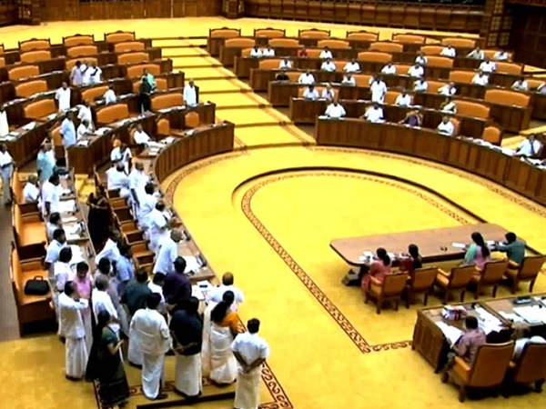 കുറ്റകൃത്യങ്ങൾ ചെയ്തവർക്ക് നിയമസഭയിൽ പഞ്ഞമില്ല