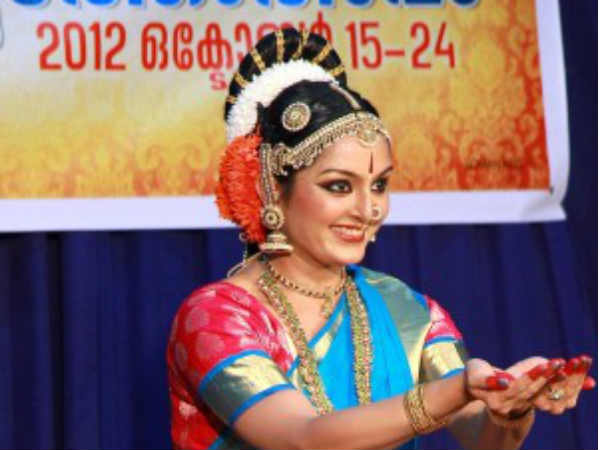 അഭിനേതാക്കൾ മാറി നിൽക്കണം