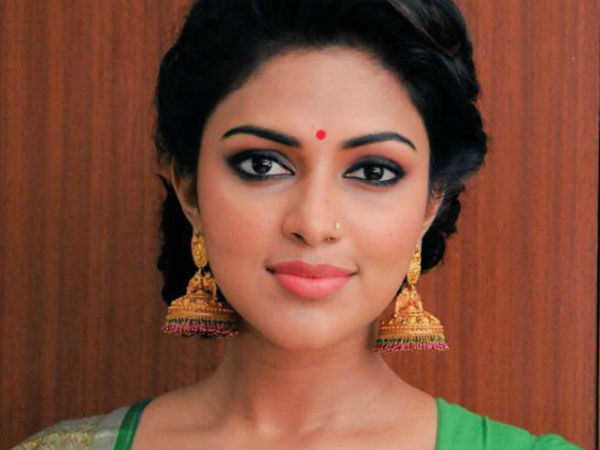 അമലയുടെ വിലാസം കുടുസ്സ് മുറി അമലയുടെ വിലാസം കുടുസ്സ് മുറി