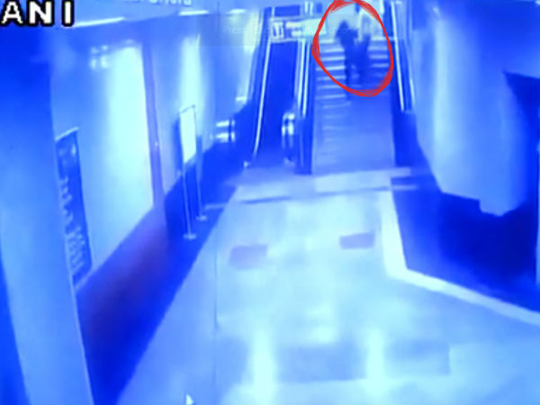 യുവതികളെ...